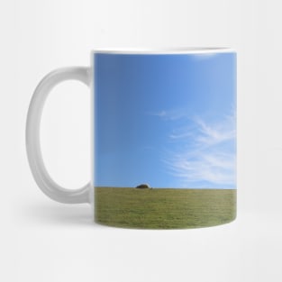 Blauer Himmel über Schaf auf grünem Deich Pellworm Mug